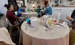 Uczestnicy pracują w grupach