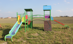 Zdjęcie przedstawia plac zabaw 