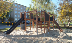 Na zdjęciu jest plac zabaw ze zjeżdżalniami