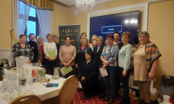 Grupa 15 kobiet stoi  pozując do zdjęcia. 