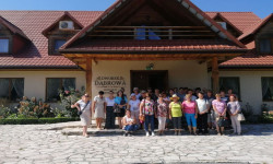 grupa ludzi przed wejściem do budynku 