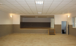 Widok na scenę w świetlicy w Żabczu wewnątrz budynku.