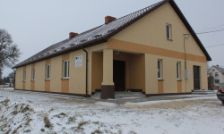 Świetlica w Kadłubiskach widok na budynek.