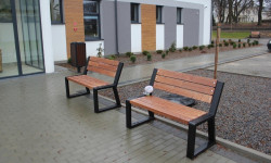 Zdjęcie przedstawia ławeczki znajdujące się przed Centrum Konferencyjnym w Dołhobyczowie.