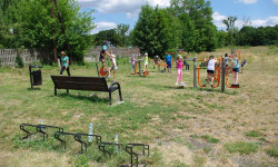 Na zdjęciu widoczna jest zewnętrzna siłownia plenerowa z której korzystają dzieci