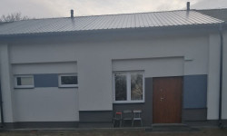 Widoczny na zdjęciu jest budynek świetlicy wiejskiej w Nieledwi