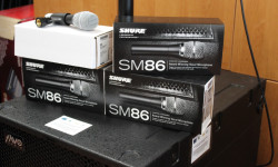 Zdjęcie przedstawia mikrofony 