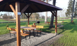 Na zdjęciu altana, grill i ławeczki w miejscowości Stefankowice.