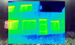 Zdjęcie wykonane kamerą termowizyjną wykonane na budynku mieszkalnym