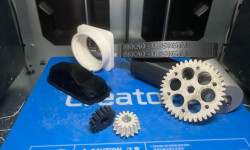 Zdjęcie przedstawia wydruki wykonane przez drukarkę 3D