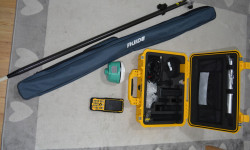 Zdjęcie przedstawia sprzęt geodezyjny