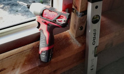 Zdjęcie przedstawia wkrętarkę oraz poziomicę