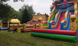 Zdjęcie przedstawia dmuchane zjeżdżalnie