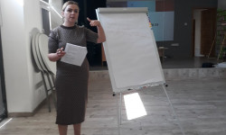 osoba prowadząca przy tablicy 