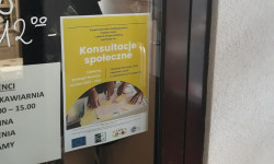 Plakat informujący o konsultacjach na drzwiach