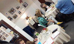 Uczestnicy pracują w grupach