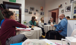 Uczestnicy spotkania słuchają wypowiedzi prelegenta