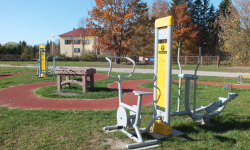 Zdjęcie przedstawia siłownię zewnętrzną