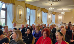 Konferencja LGD. Hrubieszów. Kobiety i mężczyźni siedzą  na krzesłach d dużej sali.