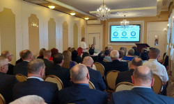 Konferencja LGD. Hrubieszów. Kobiety i mężczyźni siedzą  na krzesłach d dużej sali.