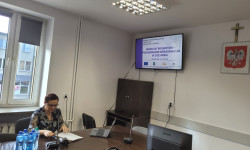 Na zdjęciu prowadząca warsztat refleksyjny