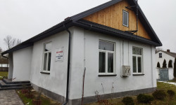 Widok na Izbę Regionalną w Jankach z zewnątrz