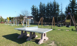 Miejsce rekreacji przy ulicy Świerkowej, stół do ping-ponga, huśtawki, siłownia zewnętrzna