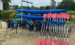 Na zdjęciu widoczne kajaki wraz z osprzętem