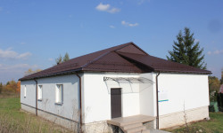 Zdjęcie świetlicy wiejskiej w Wilkowie budynek widoczny  z zewnątrz