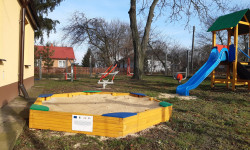 Plac zabaw w miejscowości Wołajowice, piaskownica, zjeżdżalnia oraz siłownia zewnętrzna.