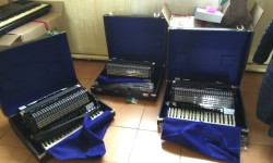 Na zdjęciu trzy akordeony 