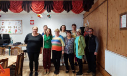 10 osób osób pozuję do zdjęcia 