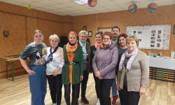 9 osób pozuje do zdjęcia 