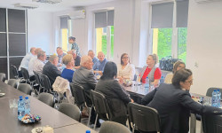 Na zdjęciu przy stole w sali konferencyjnej widać obradujących członków stowarzyszenia