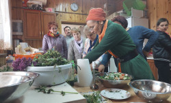 W sali osoby biorą udział w szkoleniu z obróbki ziół